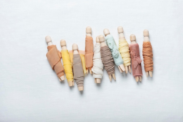 Rôzne farebné nite na stole